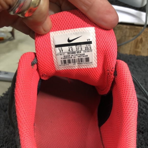 Nike youth size 5 tennis shoes - Picture 4 of 5